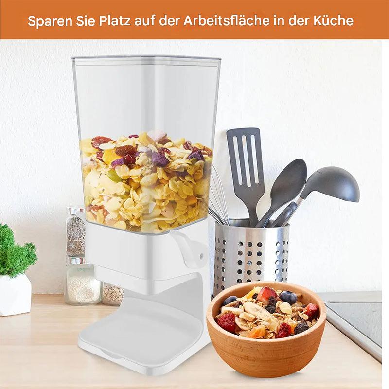 Transparenter Müslispender mit Cornflakes, Küchenutensilienhalter und Holzschale mit Müsli.