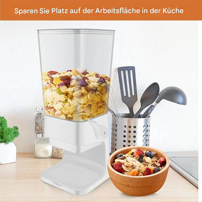 Transparenter Müslispender mit Cornflakes, Küchenutensilienhalter und Holzschale mit Müsli.