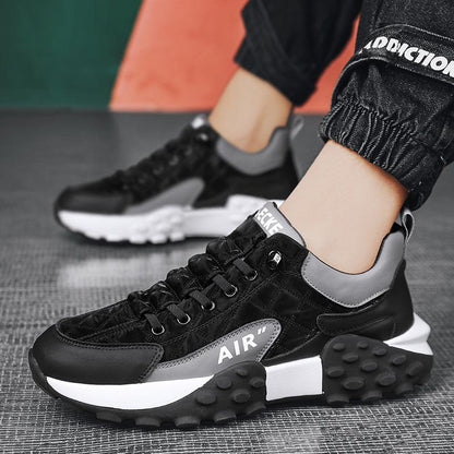 Schwarze Sneaker mit grauen Akzenten, robuste Sohle, modisch, bequem, für Herren.