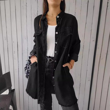 Frau in schwarzem Jeanshemd, weißem Top, schwarze Jeans, lässiger Stil, Mode-Outfit.