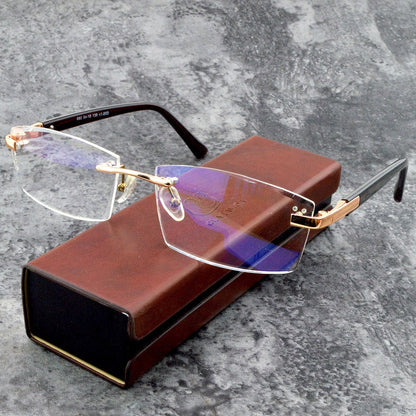 Randlose Brille mit goldenen Bügeln auf braunem Etui, modisches Accessoire für Herren.