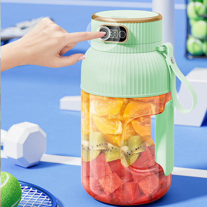 Grüne Trinkflasche mit Fruchtinfuser, digitalem Display, Kunststoff, 2 Liter, Sportzubehör.