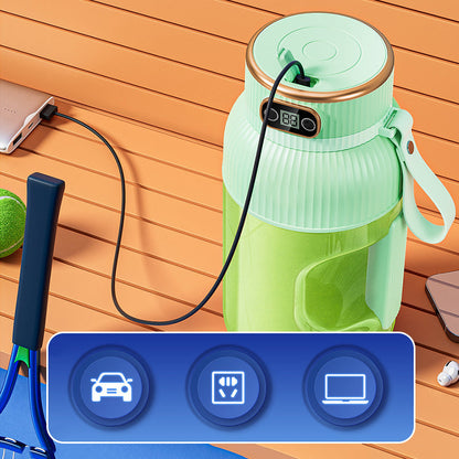 Grüne elektrische Thermoskanne mit Display und USB-Anschluss auf Holztisch.