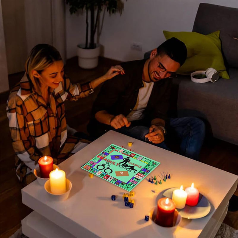 Paar spielt Brettspiel bei Kerzenlicht im Wohnzimmer, gemütliche Atmosphäre, Freizeitaktivität.