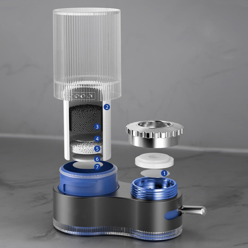 Transparenter Wasserfilter mit blauer Kartusche, Edelstahlkomponenten, grauer Hintergrund.