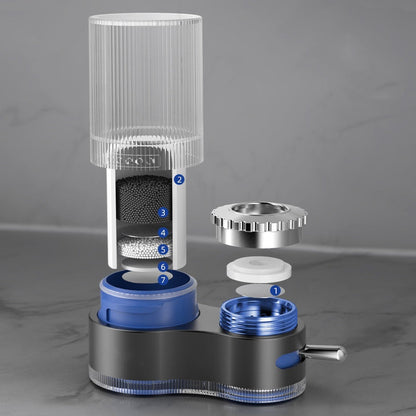 Transparenter Wasserfilter mit blauer Kartusche, Edelstahlkomponenten, grauer Hintergrund.