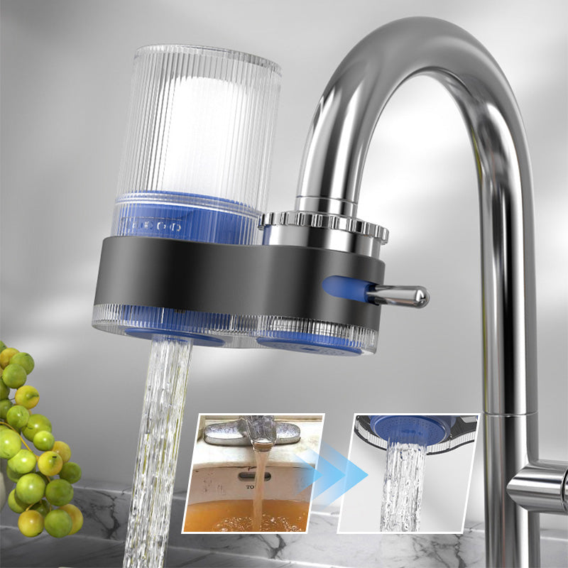Wasserhahnfilter aus Edelstahl, transparent, mit blauem Einsatz, verbessert Wasserqualität.