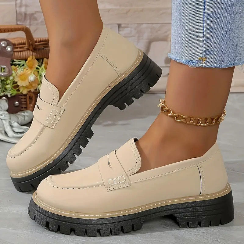 Beiga loafers i slät yta med tjock svart plattformssula, burna med guldig fotkedja och jeans. 14