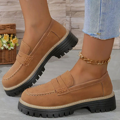 Ljusbruna loafers med synliga sömmar och tjock svart plattformssula, burna med guldig fotkedja och jeans. 17