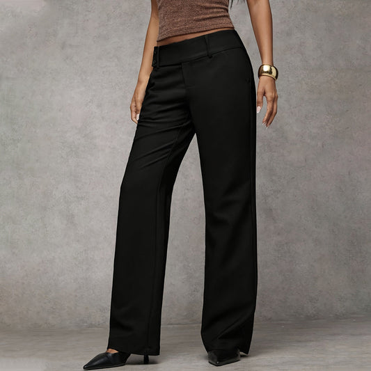 Svarta byxor med vida ben fotograferade snett framifrån på modell med brun topp och svarta skor. 2