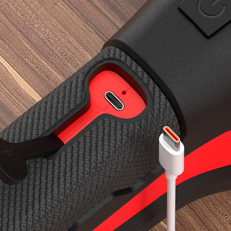 Närbild av den öppna USB-C-laddporten i handtaget med en vit laddkabel redo att kopplas in 5