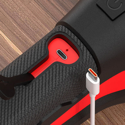 Närbild av den öppna USB-C-laddporten i handtaget med en vit laddkabel redo att kopplas in 5