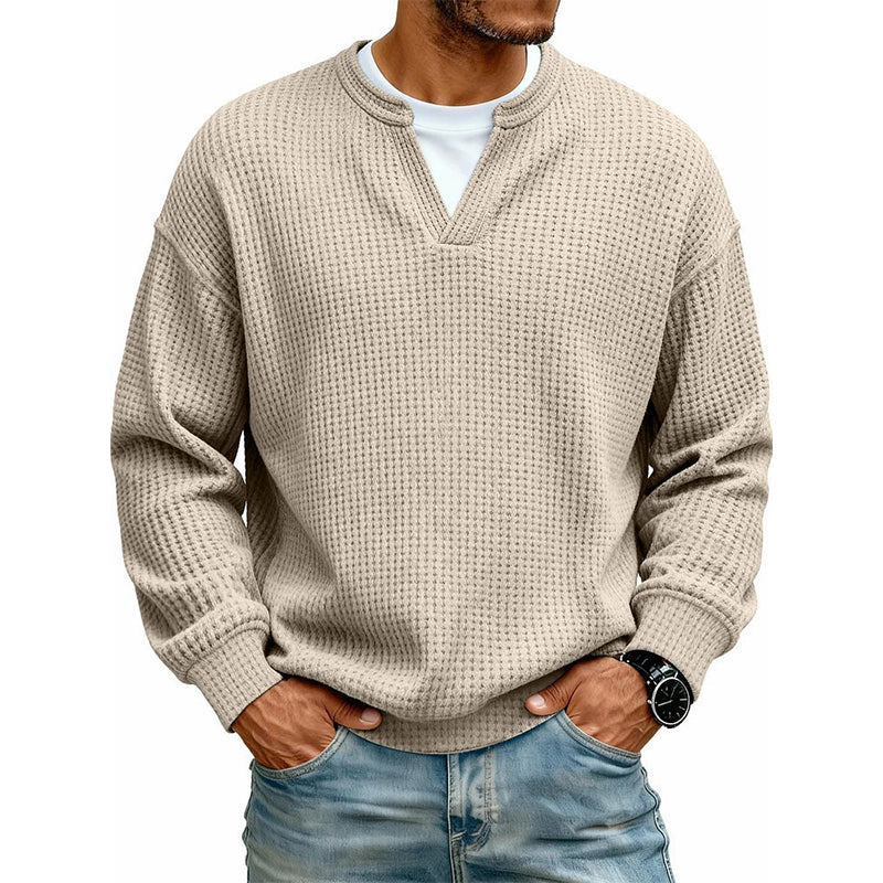 Våffelstickad långärmad topp i beige med V-ringad fejkkrage över vitt linne, buren med jeans och armbandsur. 11
