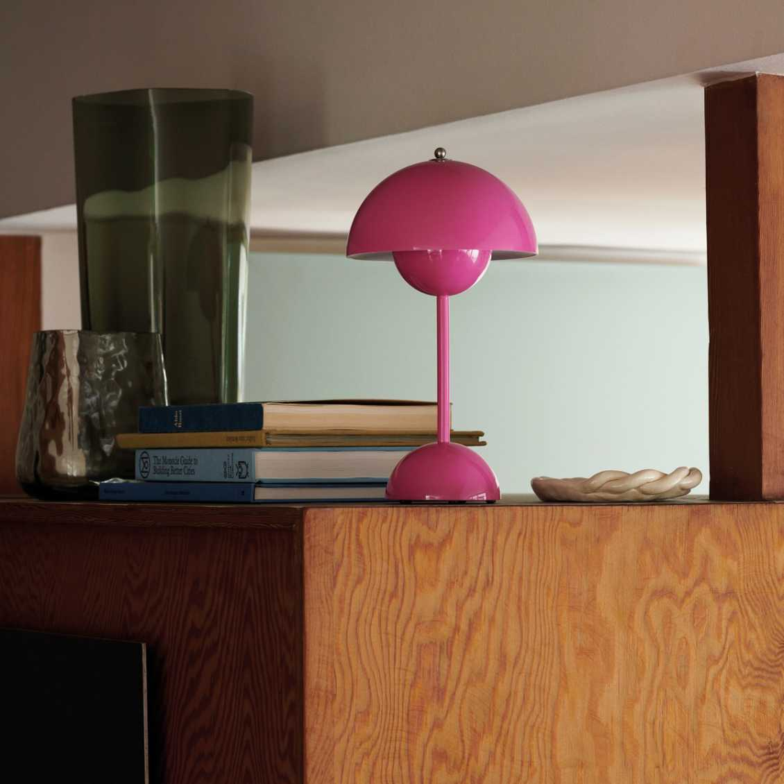 Rosa Tischlampe auf Holzregal, moderne Inneneinrichtung, skandinavisches Design, Wohnzimmerdekor.