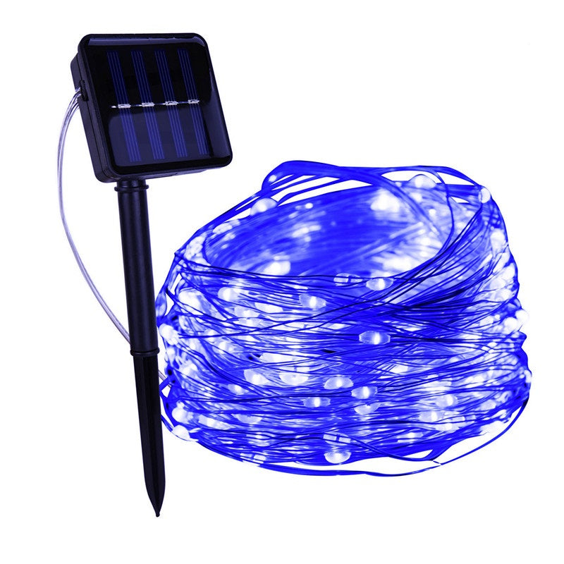 Blaue solarbetriebene LED-Lichterkette für Außenbereich, energiesparend, wetterfest.