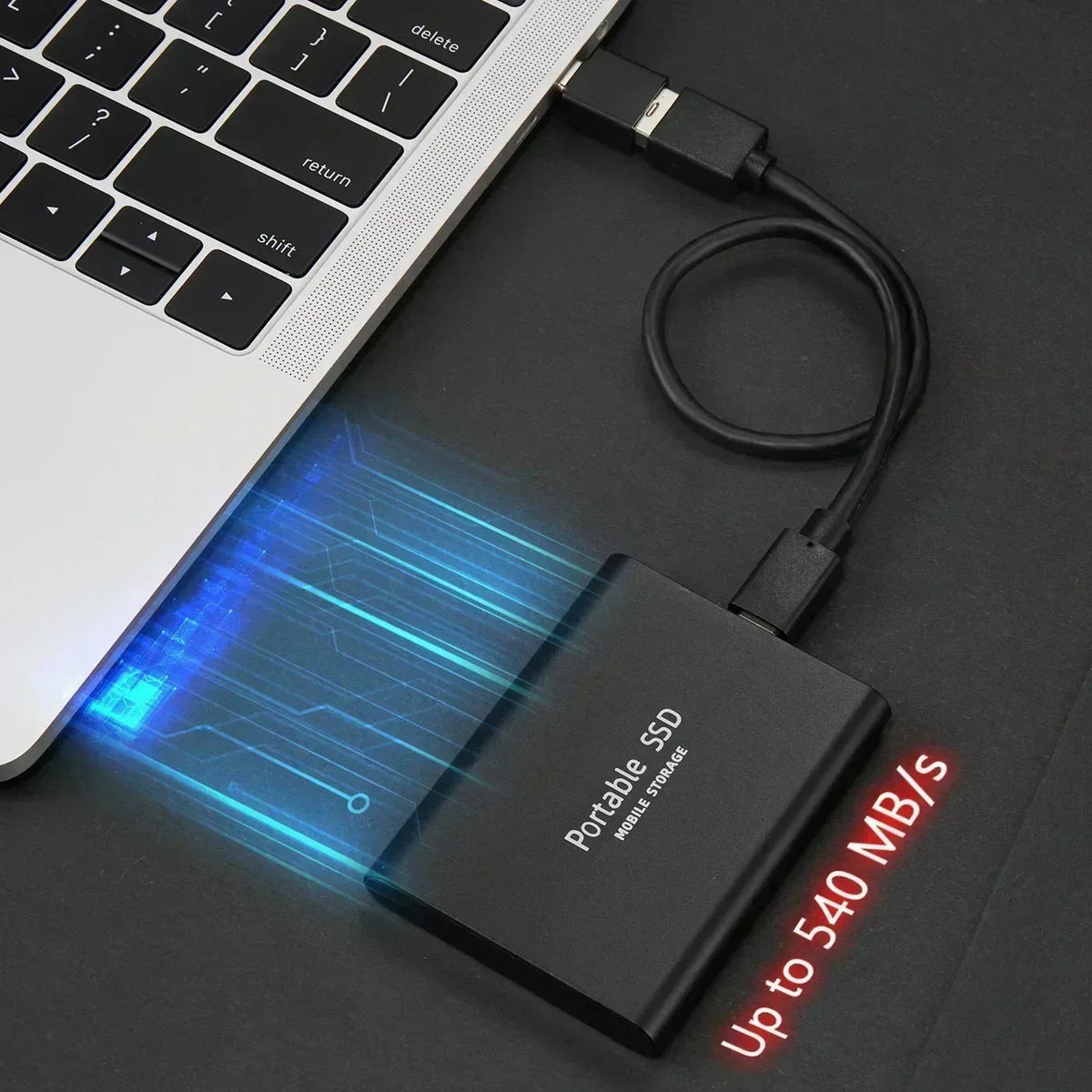 Svart extern SSD kopplad med en kabel till en bärbar dator, med blå ljusstrimmor som illustrerar hög överföringshastighet. 1