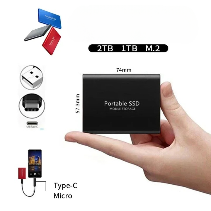 Svart SSD hållen i handflatan för att visa den kompakta storleken, med måttangivelser och anslutningar för USB och USB-C. 4