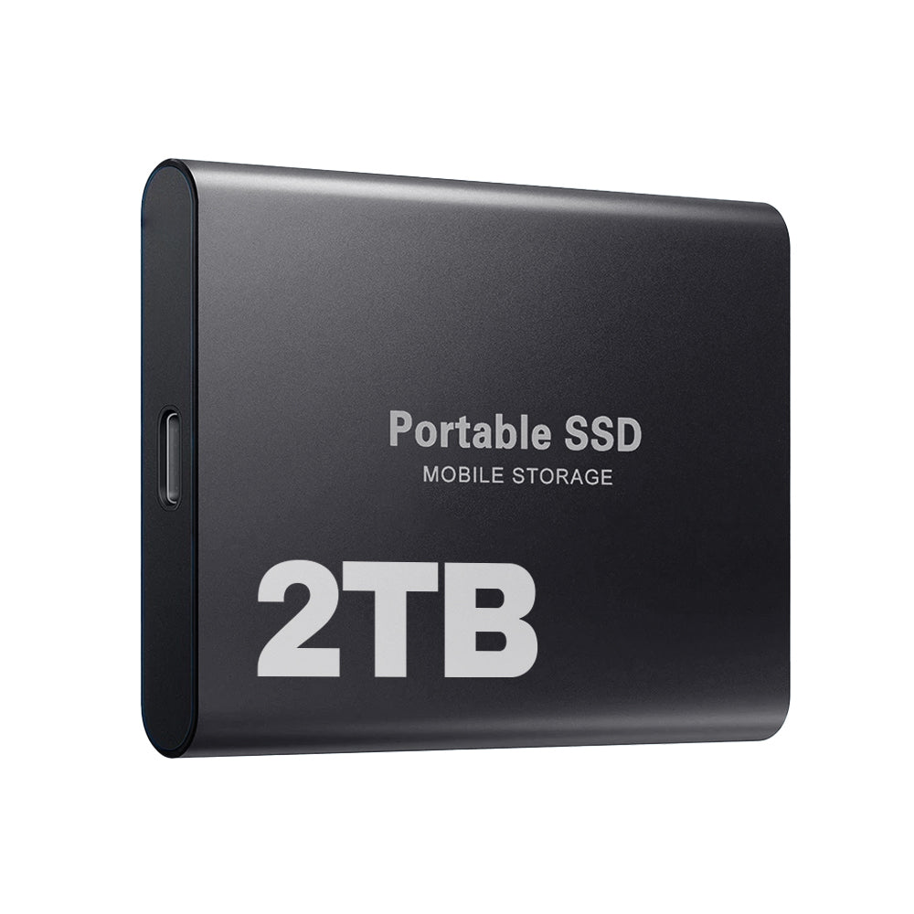 Svart extern SSD sedd snett framifrån med USB-C-porten i sidan och storleken 2 TB angiven på framsidan. 6