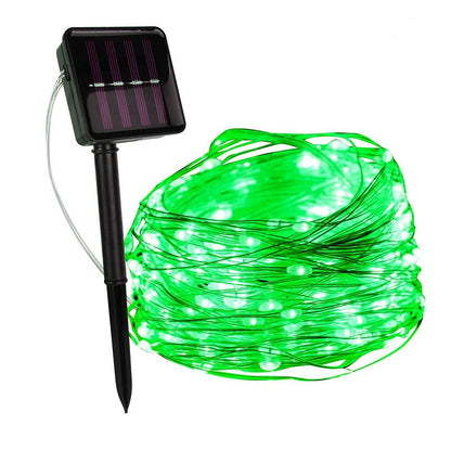 Grüne solarbetriebene LED-Lichterkette für Außenbereich, energiesparend, wetterfest.