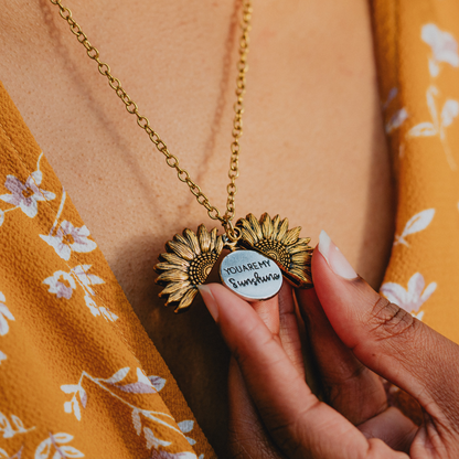 Goldene Sonnenblumen-Halskette mit Gravur "You Are My Sunshine", Damenmode-Schmuck.