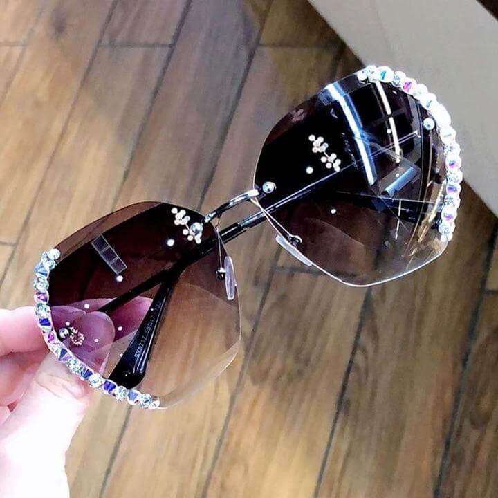 Luxuriöse Sonnenbrille mit Strasssteinen, übergroße Gläser, modisches Accessoire.