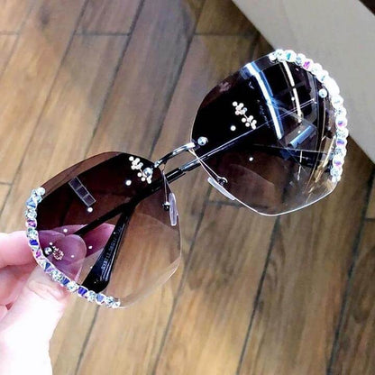 Luxuriöse Sonnenbrille mit Strasssteinen, übergroße Gläser, modisches Accessoire.
