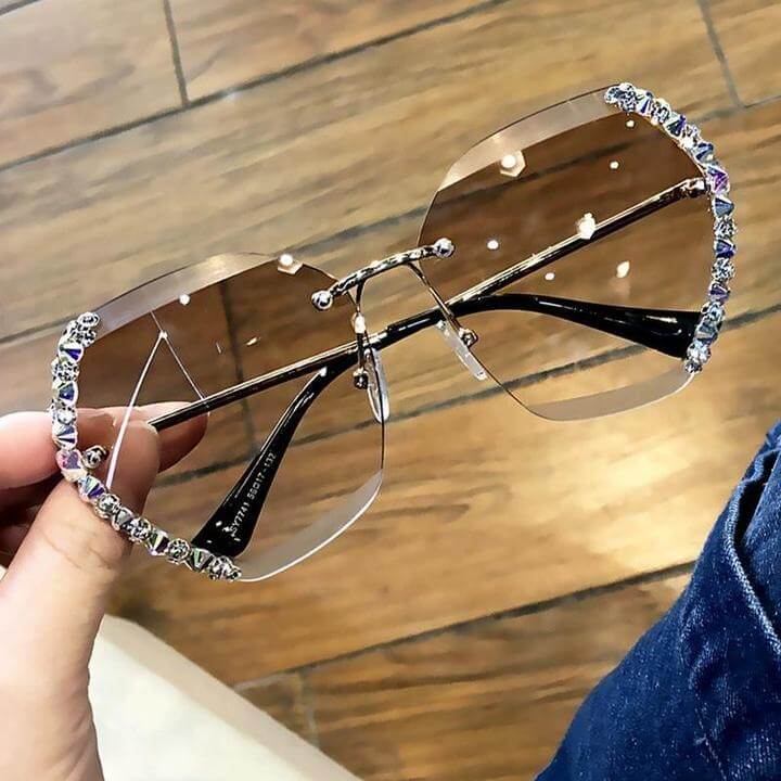 Luxuriöse Sonnenbrille mit Strasssteinen, übergroß, braune Gläser, modisches Accessoire.