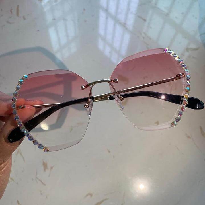 Rosa Sonnenbrille mit Strass, modisches Accessoire, UV-Schutz, Damenmode, trendige Brille.