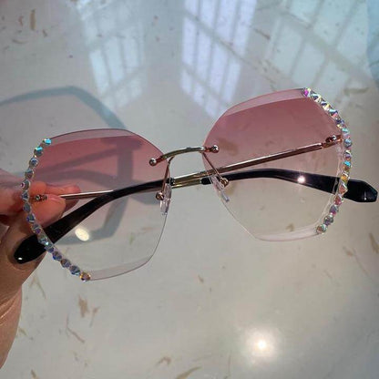 Rosa Sonnenbrille mit Strass, modisches Accessoire, UV-Schutz, Damenmode, trendige Brille.