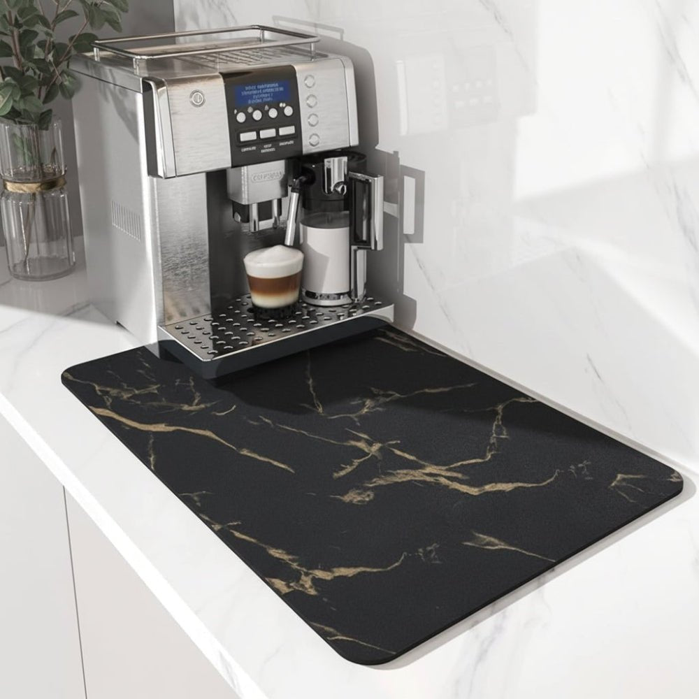 Svart matta med guldfärgade marmoråderor på en vit bänk framför en kaffemaskin med en latte i glaset. 5