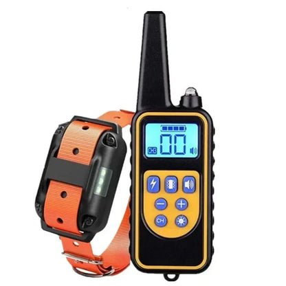 Fjärrkontroll med blå display bredvid ett halsband med orange rem och svart mottagare 10