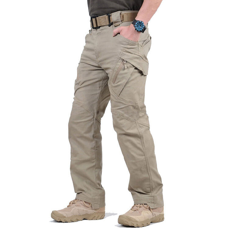 Beige cargobyxor i sidovy på modell med bälte, hand i fickan och dragkedjefickan på låret synlig 3