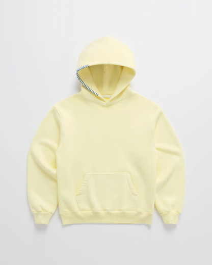 Ljusgul hoodie sedd framifrån mot vit bakgrund, med känguruficka, ribbade muddar och blå dekorsöm längs ena huvkanten. 1