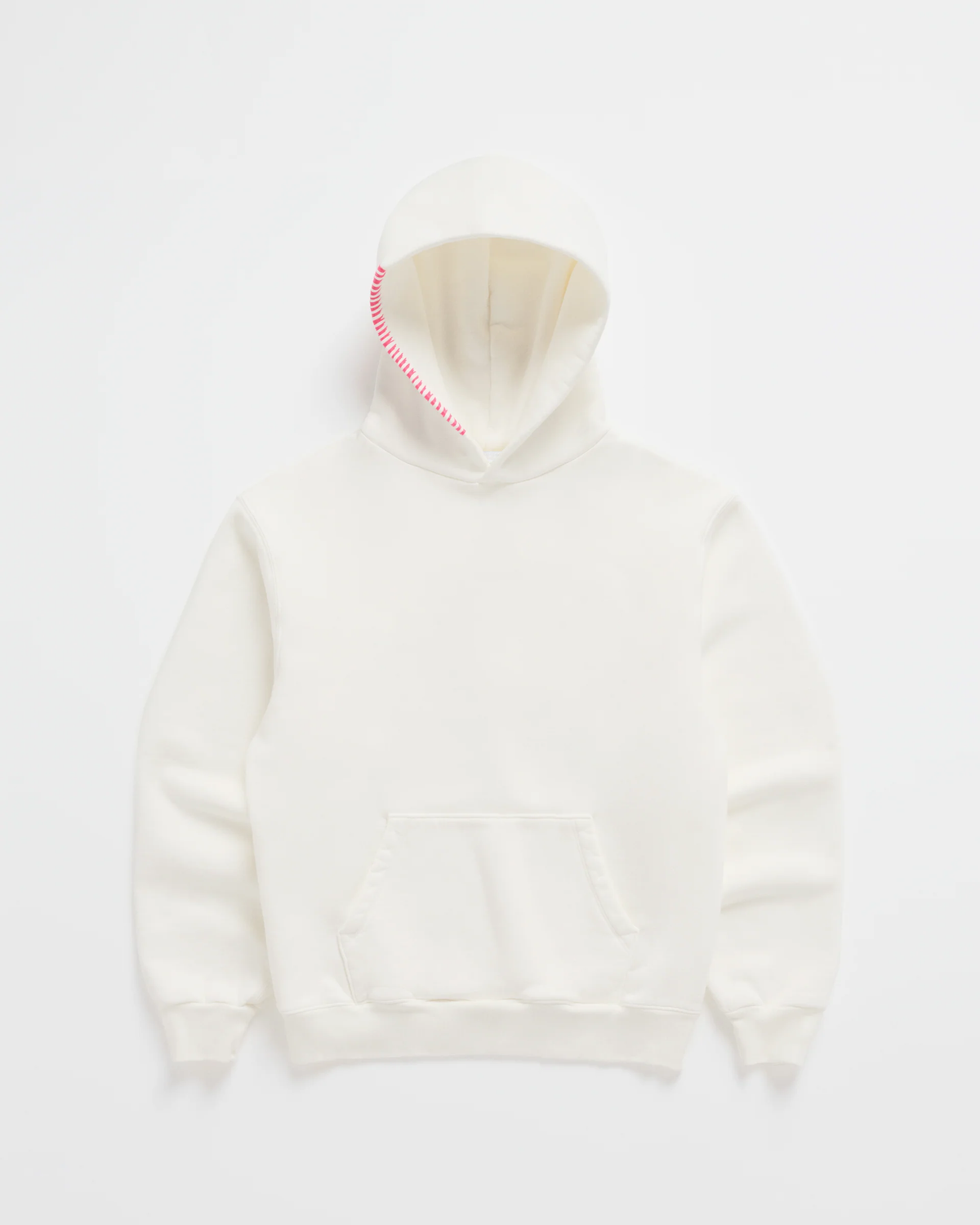Benvit hoodie sedd framifrån, med känguruficka och en rosa dekorsöm längs kanten på huvan. 2