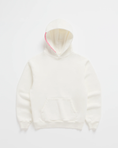 Benvit hoodie sedd framifrån, med känguruficka och en rosa dekorsöm längs kanten på huvan. 2