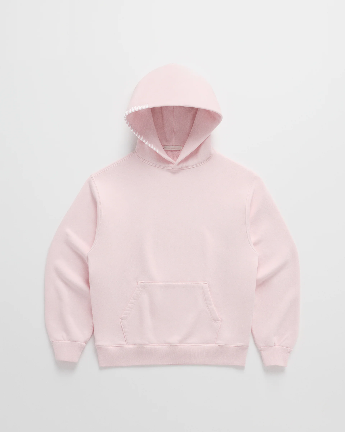 Ljusrosa hoodie sedd framifrån, med känguruficka och vit dekorsöm längs ena huvkanten. 3