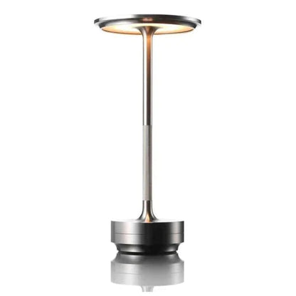 Silberne Tischlampe, modernes Design, Metall, LED-Beleuchtung, ideal für Büro oder Wohnzimmer.