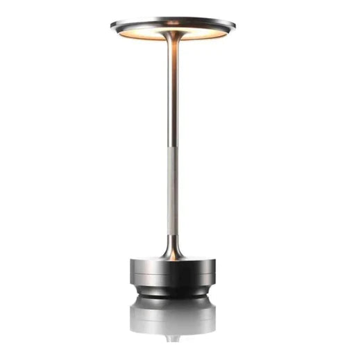 Silberne Tischlampe, modernes Design, Metall, LED-Beleuchtung, ideal für Wohnzimmer.
