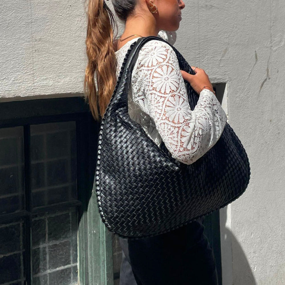 Schwarze geflochtene Handtasche, elegant, geräumig, ideal für Arbeit, Damenmode.