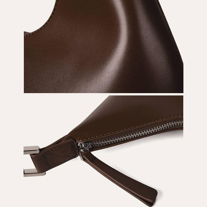 Braune, tragbare Halbmondtasche aus Leder mit Reißverschluss, elegantes Design, Detailansicht.