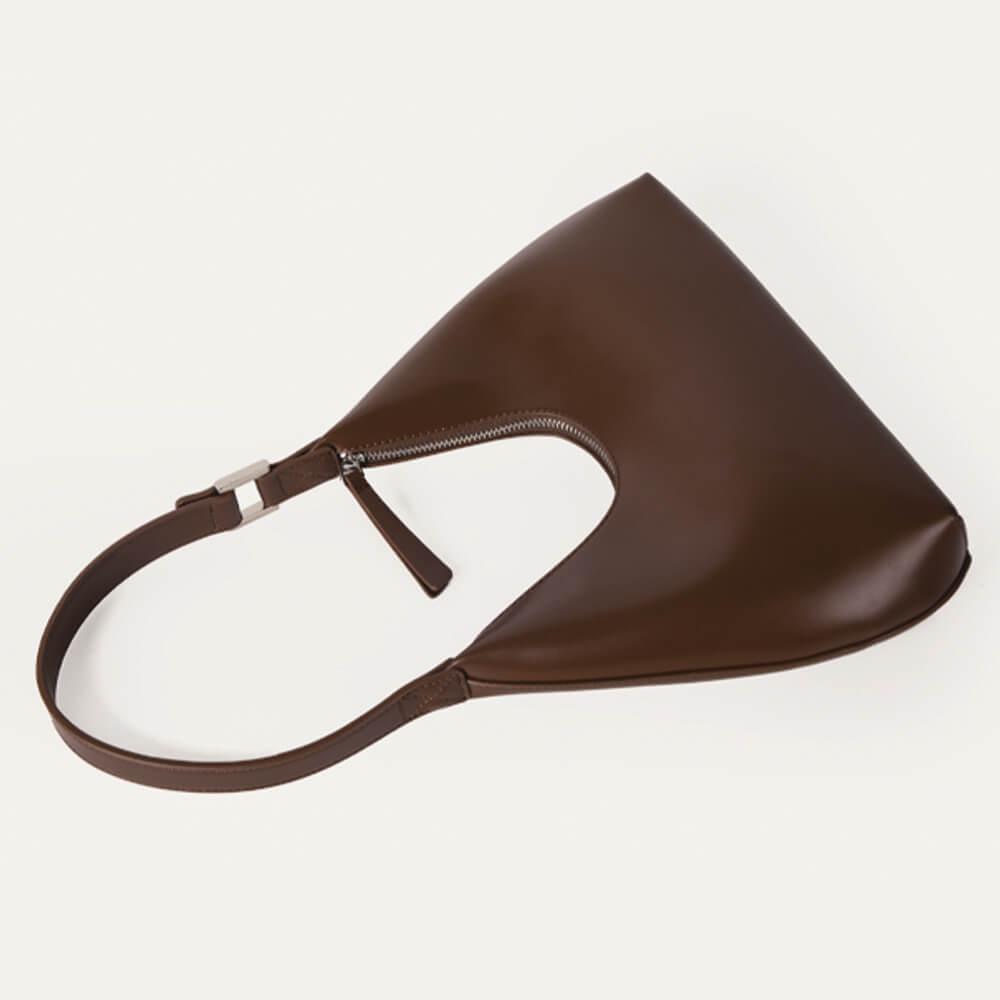 Braune, tragbare Halbmondtasche aus Leder mit Reißverschluss, modisches Accessoire.