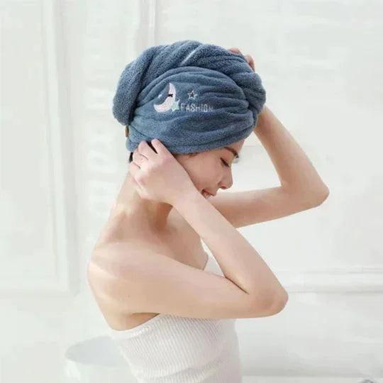 Frau mit blauer Mikrofaser-Haarturban, Turbie Twist, schnelltrocknend, Haarpflege.