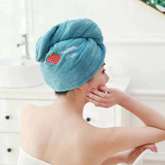 Frau mit blauer Mikrofaser-Haarturban, Badezimmer, Haarpflege, schnelles Trocknen, Turbie Twist.