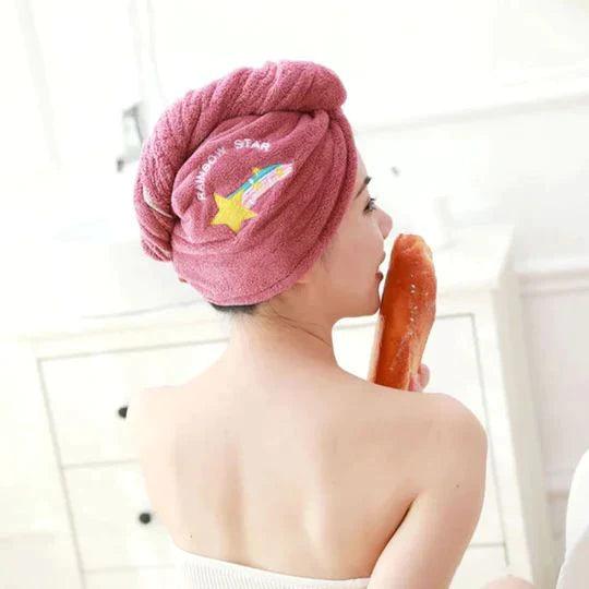 Frau mit rosa Mikrofaser-Haarturban, Regenbogen-Stickerei, hält Baguette, Badezimmer.
