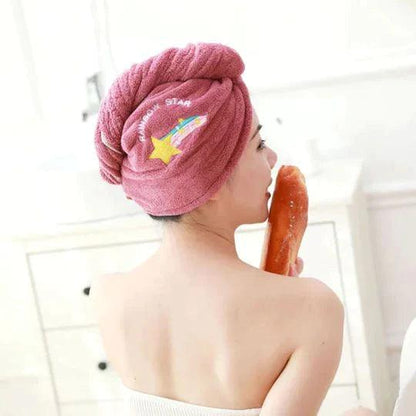Frau mit rosa Mikrofaser-Haarturban, Regenbogen-Stickerei, hält Baguette, Badezimmer.