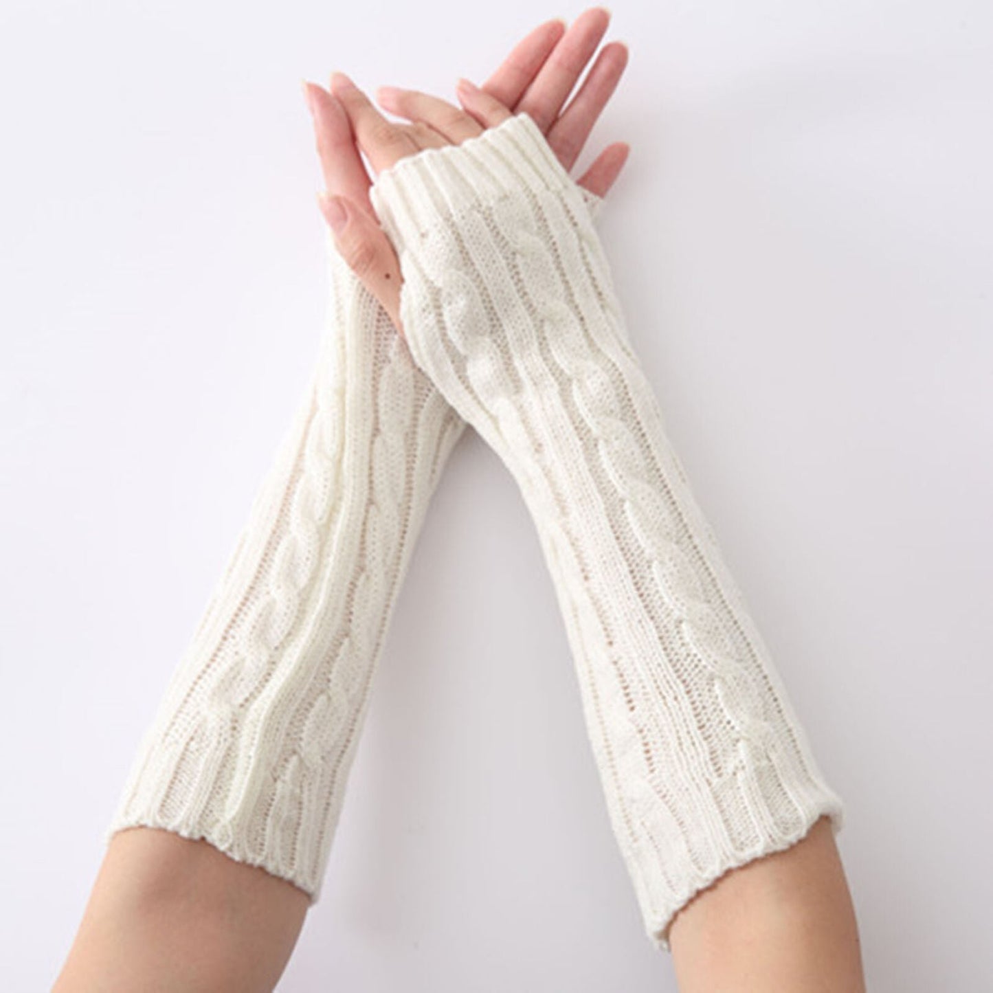 Weiße gestrickte Armstulpen, Zopfmuster, Damenmode, Winteraccessoire, warm und stilvoll.
