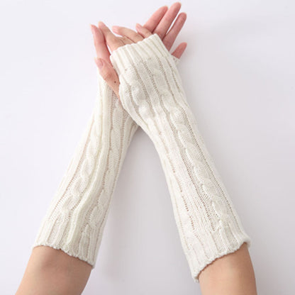 Weiße gestrickte Armstulpen, Zopfmuster, Damenmode, Winteraccessoire, warm und stilvoll.