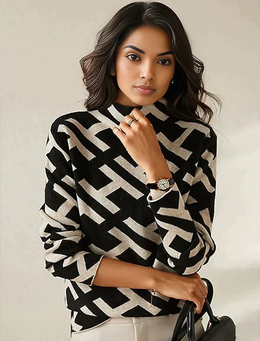 Frau trägt schwarz-weiß gemusterten Pullover, geometrisches Design, eleganter Look.
