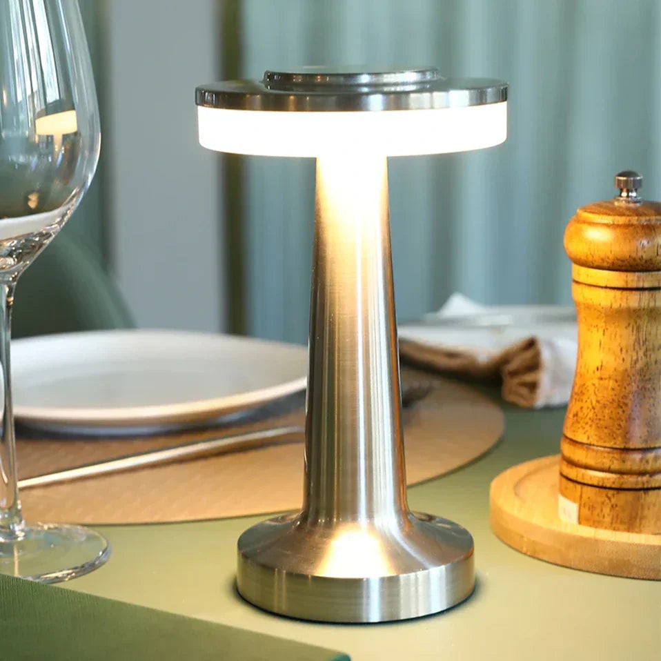 Moderne LED-Tischlampe aus Edelstahl, dimmbar, energiesparend, ideal für Esszimmer.