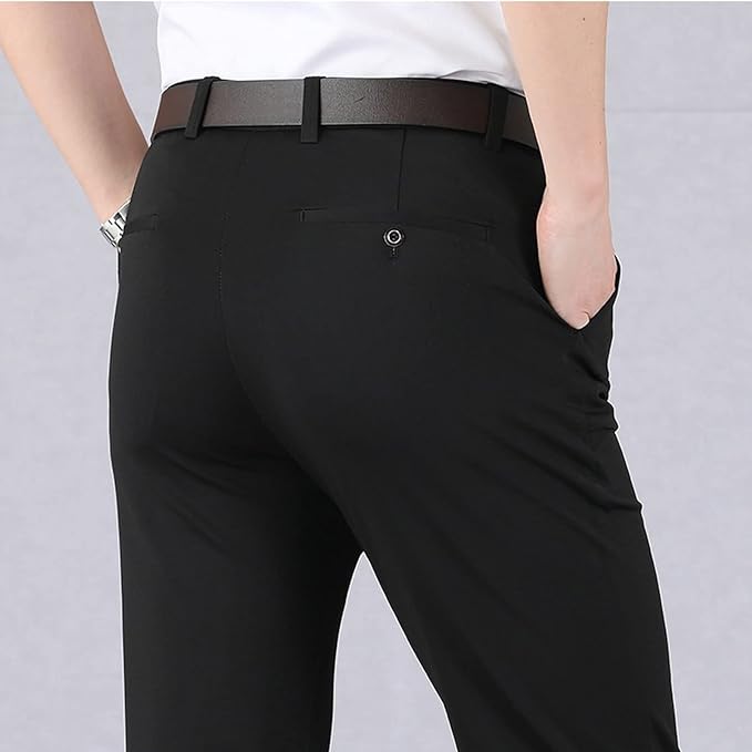 Schwarze Herrenhose, elegant, Business-Stil, Rückansicht, mit braunem Gürtel, moderne Mode.